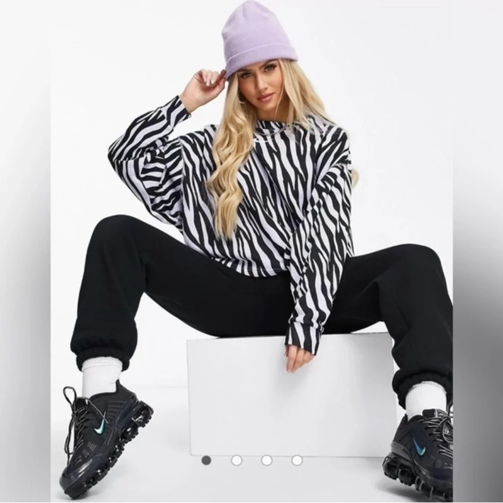 Nike Icon Clash Zebra Print Crew Active Pullover Sweatshirts Women’s Size Medium - Picture 2 of 11